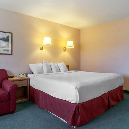 Rodeway Inn Whitehall Room photo