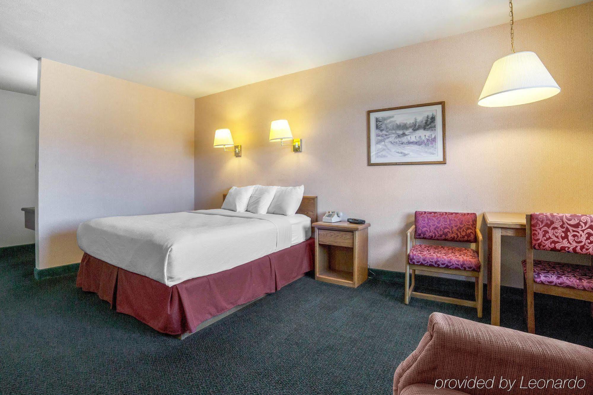 Rodeway Inn Whitehall Exterior photo